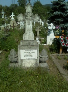 Cruce in cimitir
